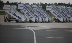 Passerelles d'embarquement aux couleurs de Ryanair est visible sur le tarmac de l'aéroport de Manchester, au Royaume-Uni