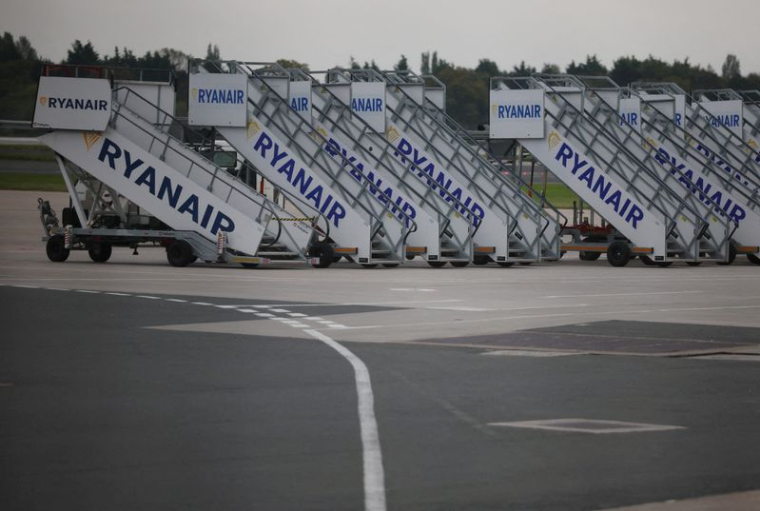 Passerelles d'embarquement aux couleurs de Ryanair est visible sur le tarmac de l'aéroport de Manchester, au Royaume-Uni