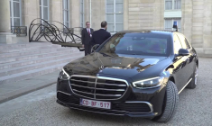 Ursula von der Leyen arrive a l'Elysée pour s'entretenir avec Emmanuel Macron