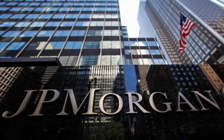 Un panneau à l'extérieur du siège de JP Morgan Chase & Co à New York