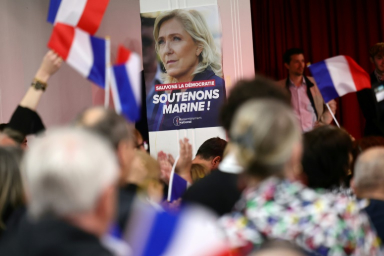 Une affiche de Marine Le Pen lors d'un rassemblement de soutien à la présidente du groupe parlementaire du Rassemblement national (RN), le 5 avril 2025 à Marseille ( AFP / CLEMENT MAHOUDEAU )