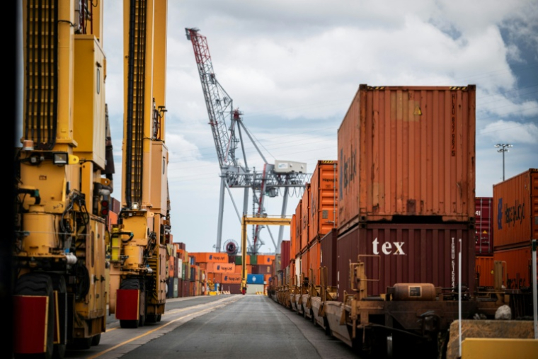 Des conteneurs dans le port de Montréal, le 23 août 2026 ( AFP / ANDREJ IVANOV )