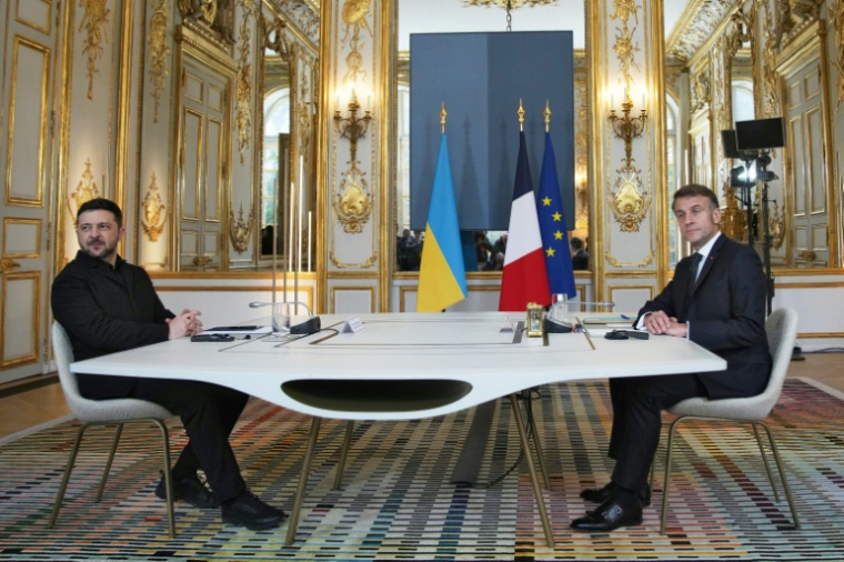 Le président ukrainien Volodymyr Zelensky, à gauche, et le président français Emmanuel Macron, à droite, le 1er décembre 2025, à l'Elysée, à Paris ( POOL / POOL )