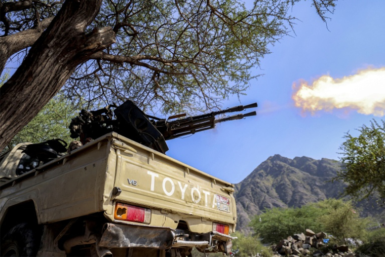 Un combattant du gouvernement yéménite reconnu par la communauté internationale tire avec une tourelle montée à l’arrière d’un pick-up sur les lignes de front contre les Houthis, autour du mont al-Midan, au Yémen, le 26 octobre 2026 ( AFP / Ahmad AL-BASHA )