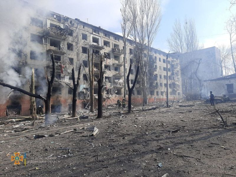 UKRAINE: LE BILAN REVU À AU MOINS 50 MORTS APRÈS UNE FRAPPE À KRAMATORSK, DANS LE DONBASS
