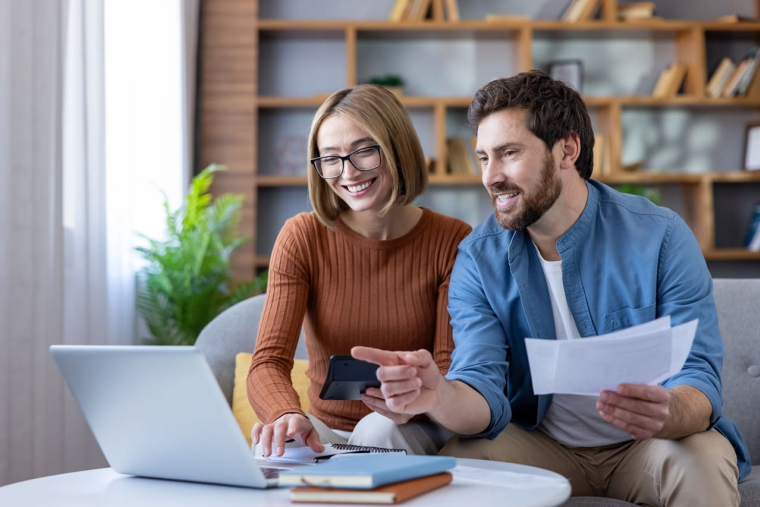 Saviez-vous qu'un compte joint peut apporter de la transparence dans les finances du couple ? (Crédits photo : Adobe Stock)