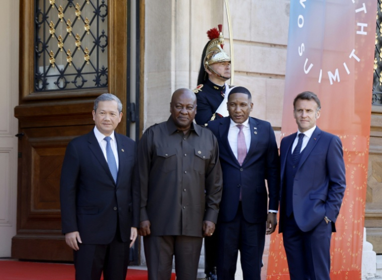 Le Premier ministre cambodgien Hun Manet, les présidents du Ghana John Dramani Mahama et du Botswana Duma Gideon Boko posent à côté du président français Emmanuel Macron le 7 avril 2026 à Lyon ( POOL / Christophe PETIT TESSON )