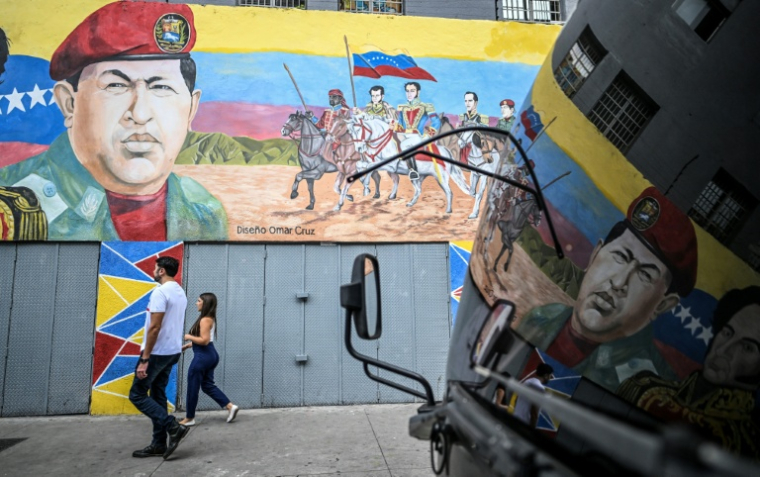 Une fresque murale représentant l'ancien président vénézuélien Hugo Chavez, le 17 décembre 2025 à Caracas ( AFP / Juan BARRETO )