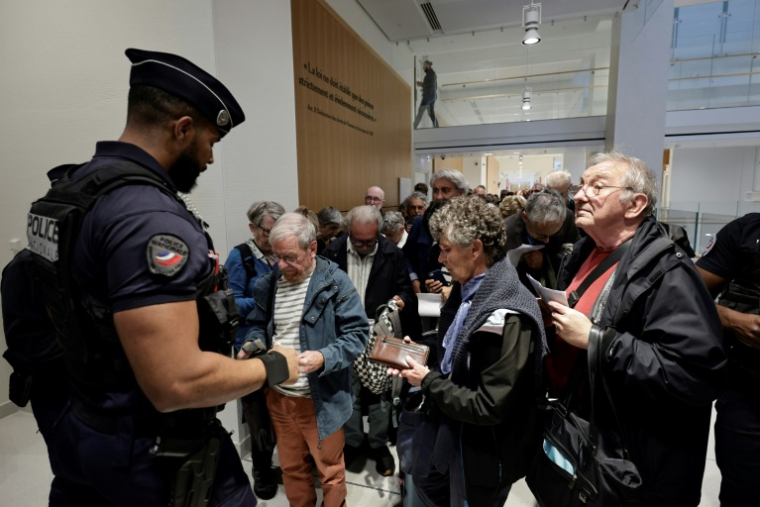 Des personne arrivent pour assister, accusés d'avoir aidé des personnes en France à obtenir illégalement un médicament euthanasiant, devant le Tribunal judiciaire de Paris, le 15 septembre 2025 ( AFP / STEPHANE DE SAKUTIN )