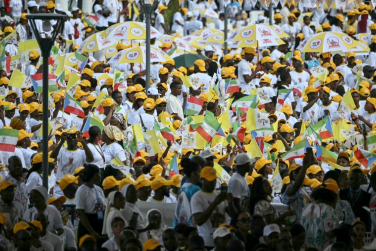 Des habitants attendent l'arrivée du pape Léon XIV au  campus Léon XIV de l'Université nationale de Malabo, le 21 avril 2026 en Guinée équatoriale ( AFP / Alberto PIZZOLI )