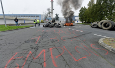 Colère à Cholet (Maine-et-Loire) après l'annonce de la fermeture de l'usine Michelin ce mardi 5 novembre 2024. ( AFP / JEAN-FRANCOIS MONIER )