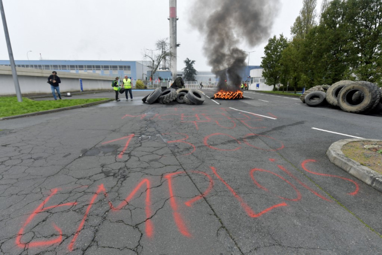 Colère à Cholet (Maine-et-Loire) après l'annonce de la fermeture de l'usine Michelin ce mardi 5 novembre 2024. ( AFP / JEAN-FRANCOIS MONIER )