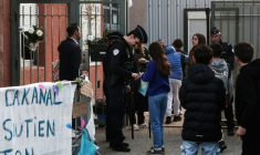 Des policiers procèdent à des fouilles de sacs à l’arrivée des élèves au collège Lakanal, trois jours après une fusillade, le 15 octobre 2026 à Aubagne, dans les Bouches-du-Rhône ( AFP / Thibaud MORITZ )