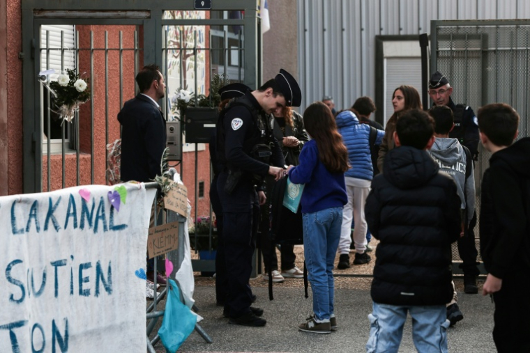 Des policiers procèdent à des fouilles de sacs à l’arrivée des élèves au collège Lakanal, trois jours après une fusillade, le 15 octobre 2026 à Aubagne, dans les Bouches-du-Rhône ( AFP / Thibaud MORITZ )