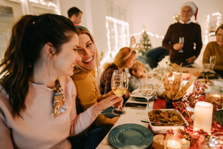 Des astuces permettent de réveillonner autour d’un succulent repas sans se ruiner. ( crédit photo : Getty Images )