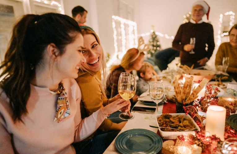 Des astuces permettent de réveillonner autour d’un succulent repas sans se ruiner. ( crédit photo : Getty Images )