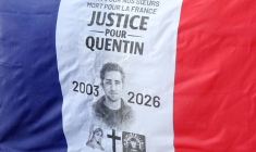 Un portrait de Quentin Deranque, décédée après une violente agression à Lyon, sur un drapeau français lors d'un rassemblement en son hommage à Paris, le 15 février 2026 ( AFP / ALAIN JOCARD )