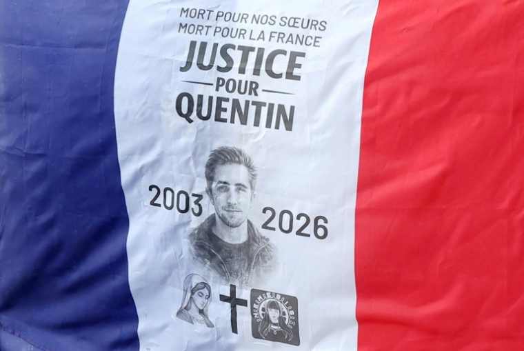 Un portrait de Quentin Deranque, décédée après une violente agression à Lyon, sur un drapeau français lors d'un rassemblement en son hommage à Paris, le 15 février 2026 ( AFP / ALAIN JOCARD )