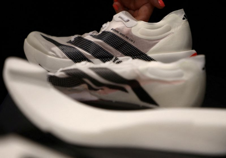 La basket Adidas Adizero Adios Pro Evo 3 est exposée lors d'un événement Adidas à Herzogenaurach