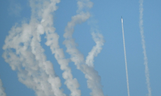 Des soldats de l'Armée populaire de libération chinoise (APL) tirent une roquette lors d'exercices militaires sur l'île de Pingtan, dans la province du Fujian, dans l'est de la Chine, le point le plus proche de Taïwan, le 30 décembre 2025  ( AFP / ADEK BERRY )