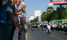 Des Cambodgiens accueillent des soldats capturés par la Thaïlande en juillet, alors qu'un convoi quitte l'ancien aéroport international de Phnom Penh, le 31 décembre 2025 ( AFP / TANG CHHIN Sothy )
