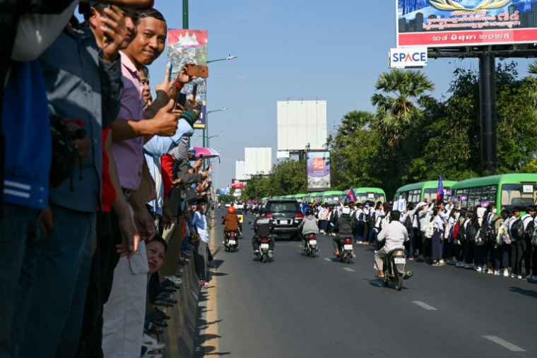 Des Cambodgiens accueillent des soldats capturés par la Thaïlande en juillet, alors qu'un convoi quitte l'ancien aéroport international de Phnom Penh, le 31 décembre 2025 ( AFP / TANG CHHIN Sothy )