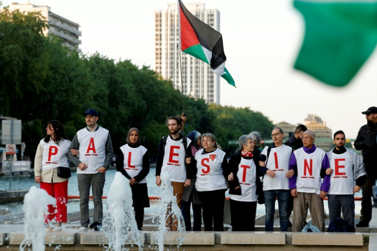 Manifestation à Paris le 6 mai 2025 pour protester contre la décision du ministre de l'Intérieur de dissoudre le groupe antifasciste "Jeune Garde" et le collectif "Urgence Palestine" ( AFP / GEOFFROY VAN DER HASSELT )