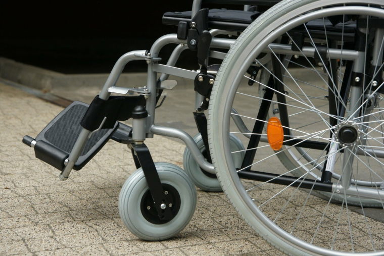 Un fauteuil roulant motorisé n'est pas, selon la Cour de cassation, un « véhicule terrestre à moteur ». (BeatriceBB / Pixabay)