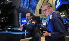 Des opérateurs à la Bourse de New York le 12 mai 2025. ( AFP / ANGELA WEISS )