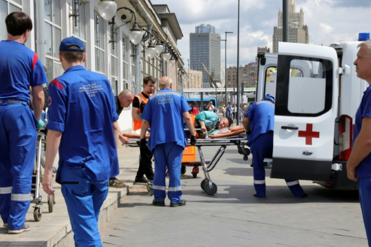 Des secouristes russes prennent en charge des blessés à leur arrivée à la gare de Kievsky à Moscou ,le 1er juin 2025, après l'effondrement d'un pont routier sur une voie ferrée dans la région de Briansk ( AFP / TATYANA MAKEYEVA )