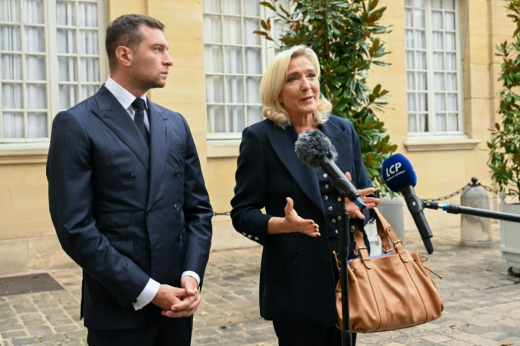 Jordan Bardella (G), président du Rassemblement national, et Marine Le Pen (D), cheffe de file des députés RN, à l'issue de leur rendez-vous avec le Premier ministre François Bayrou à Paris 2 septembre 2025 ( AFP / Bertrand GUAY )