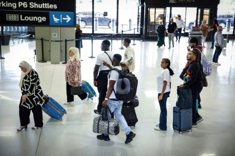 Des voyageurs arrivent au terminal B de l'aéroport de Newark, dans le New Jersey, le 7 mai 2025 ( AFP / kena betancur )