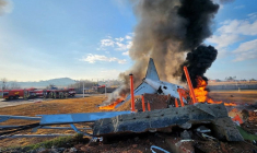 Des pompiers effectuent des opérations d'extinction sur un avion parti à la dérive à l'aéroport international de Muan, dans la province de Jeolla du Sud, en Corée du Sud