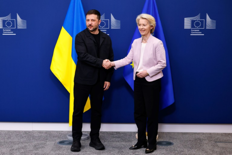 La présidente de la Commission européenne Ursula Von der Leyen acueille le président ukrainien Volodymyr Zelensky à Bruxelles le 17 août 2025 ( AFP / Simon Wohlfahrt )