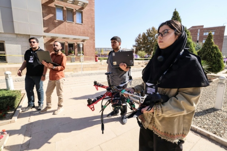 Une étudiante iranienne teste un drone lors de la deuxième édition des Olympiades de la Tech au parc technologique de Pardis en Iran, en périphérie de Téhéran, le 28 octobre 2025 ( AFP / ATTA KENARE )