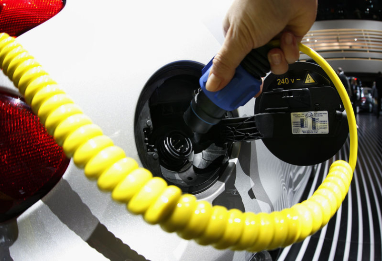 AMNESTY DÉNONCE LA POLLUTION CARBONE DES BATTERIES DES VOITURES ÉLECTRIQUES