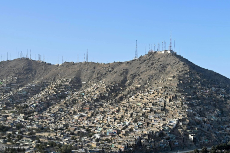 Une vue générale montre les antennes de télécommunications au sommet d'une colline à Kaboul, le 29 septembre 2025, à la suite d'une coupure nationale des télécommunications.  ( AFP / Wakil KOHSAR )