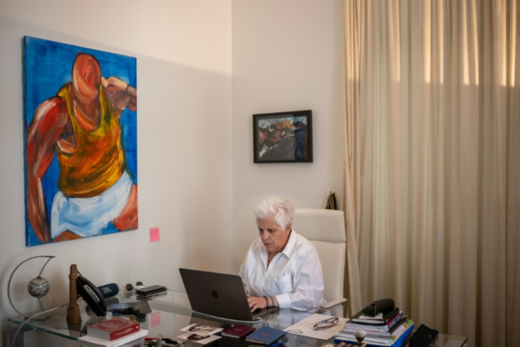 La Gréco-américaine Mary Cardaras dans son bureau à Athènes, le 13 juin 2025 ( AFP / Angelos TZORTZINIS )