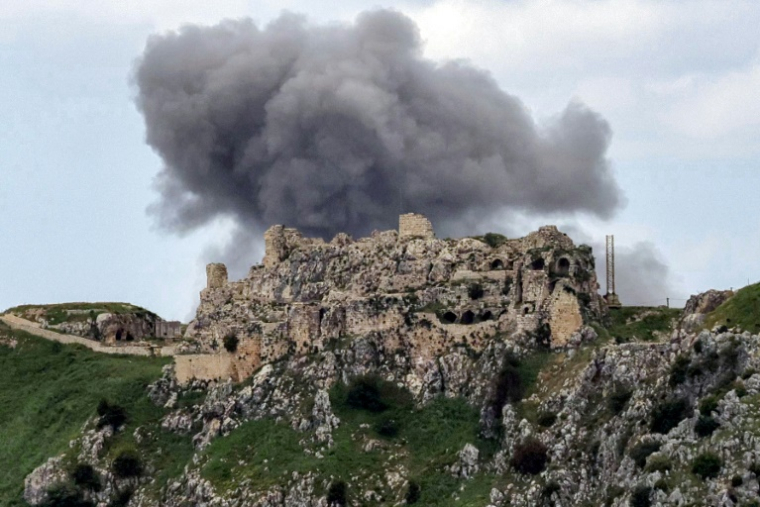 De la fumée s'élève après un bombardement israélien du village de Yohmor, dans le sud du Liban, derrière le château de Beaufort, datant de l’époque des Croisades au XIIe siècle, le 6 mai 2026 ( AFP / - )