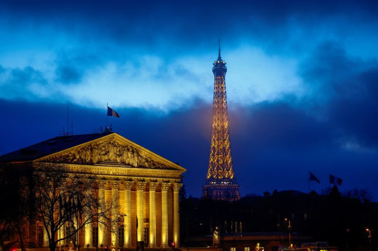 L'Assemblée nationale française et la Tour Eiffel sont visibles à Paris