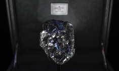 Le diamant "Sewelo", exposé à Paris, en 2020 ( AFP / STEPHANE DE SAKUTIN )