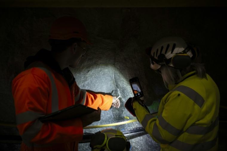 Des étudiants et doctorants de l'ETH Zurich examinent les fissures du tunnel BedrettoLab,  près de Bedretto, le 29 avril 2026 en Suisse ( AFP / Ennio LEANZA )