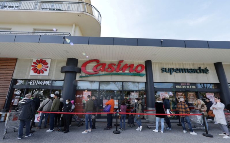 Des personnes font la queue pour entrer dans un supermarché Casino à Nice