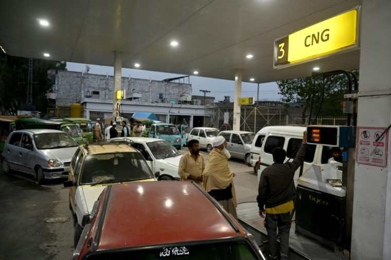 Des automobilistes attendent pour faire le plein d''essence dans une station-service à Peshawar, le 25 mars 2026 au Pakistan ( AFP / Abdul MAJEED )