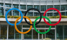 Les anneaux olympiques sont photographiés à l'extérieur du Comité international olympique à Lausanne