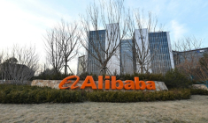 Le titre Alibaba a bondi de plus de 9% à la Bourse de Hong Kong, suite à des déclarations de son directeur général Eddie Wu assurant que l'entreprise allait renforcer ses investissements dans l'IA. ( AFP / ADEK BERRY )