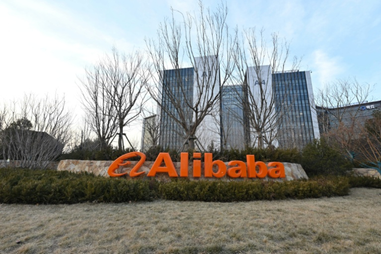 Le titre Alibaba a bondi de plus de 9% à la Bourse de Hong Kong, suite à des déclarations de son directeur général Eddie Wu assurant que l'entreprise allait renforcer ses investissements dans l'IA. ( AFP / ADEK BERRY )