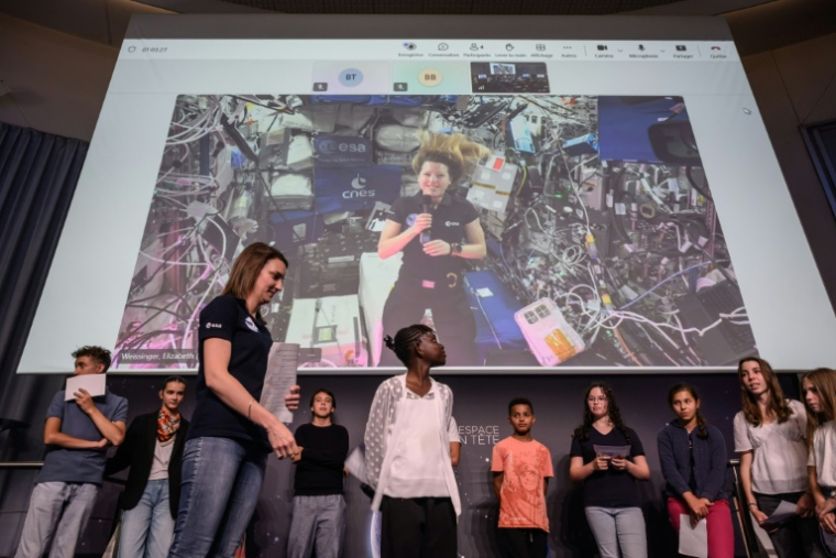 L'astronaute Sophie Adenot s'adresse à des élèves lors d'un appel vidéo au Centre national d'études spatiales (Cnes), le 3 juin 2026 à Toulouse ( AFP / Ed JONES )