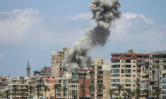 De la fumée s’élève à la suite d’une frappe aérienne israélienne sur Tyr, le 9 juin 2026, où les habitants, y compris le quartier chrétien, ont fui. ( AFP / KAWANT HAJU )