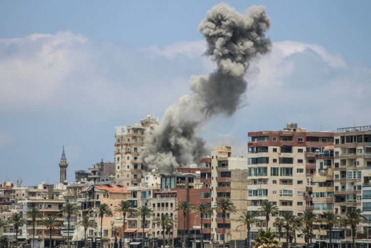 De la fumée s’élève à la suite d’une frappe aérienne israélienne sur Tyr, le 9 juin 2026, où les habitants, y compris le quartier chrétien, ont fui. ( AFP / KAWANT HAJU )